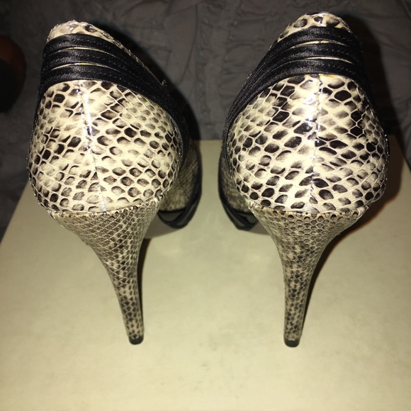 Charles x Charles David Primm Snakeskin Pump - 5.5 - Picture 7 of 8